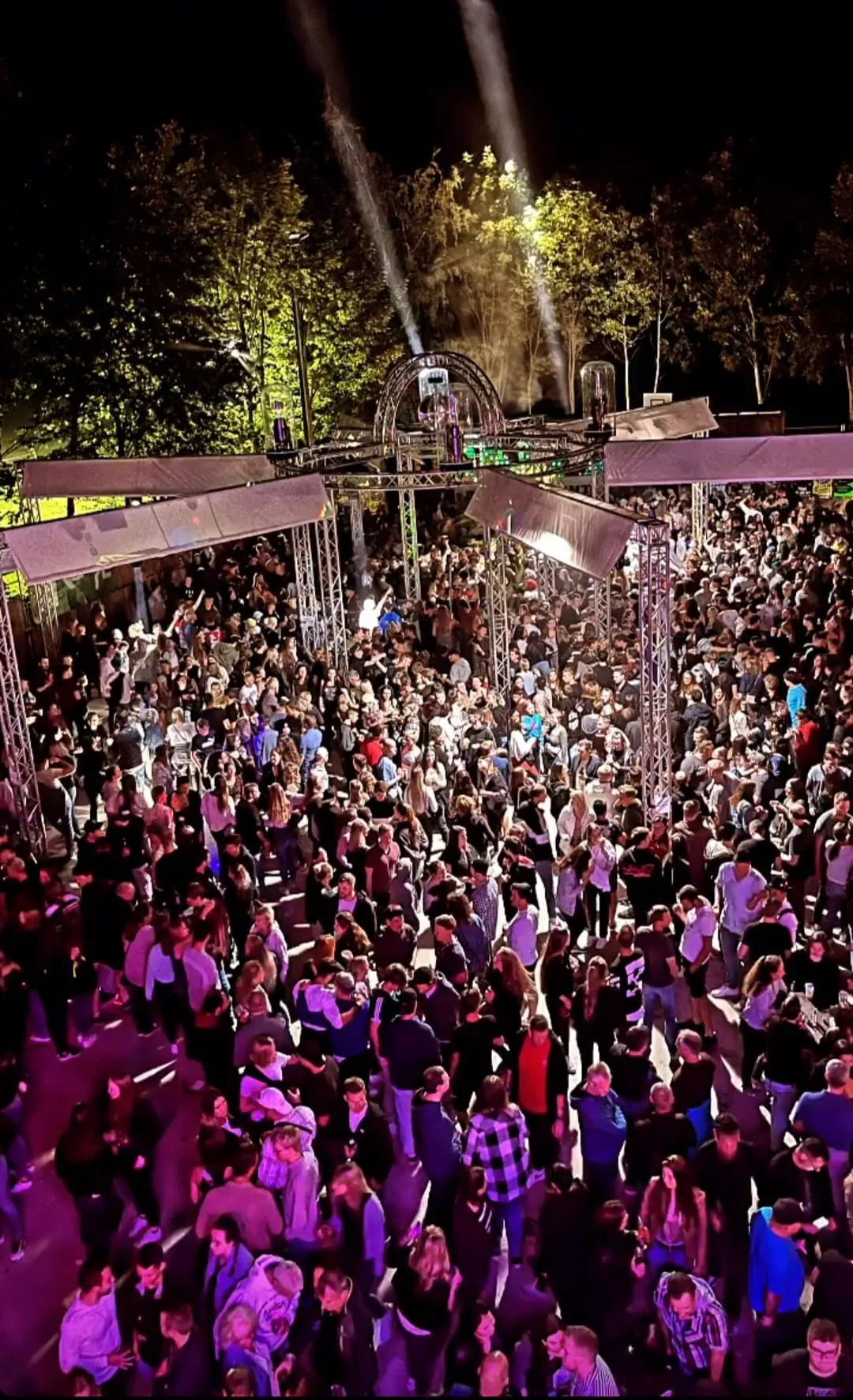 Open-Air-Event im Raum Augsburg mit großer Besucherfläche und DJ-Lichtshow