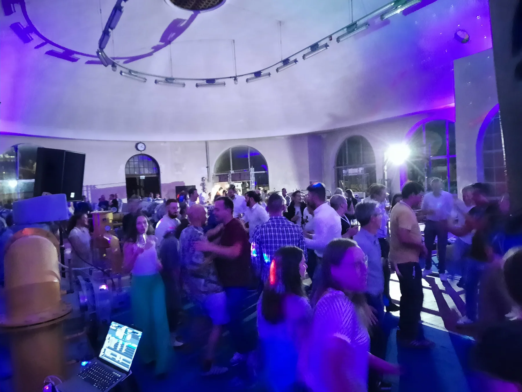 Event-DJ im Raum Augsburg mit Tanzfläche, Lichttechnik und gut gefülltem Saal