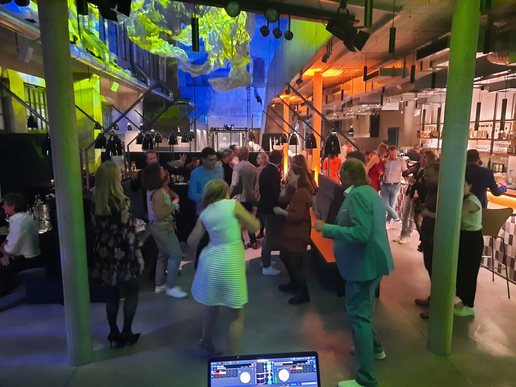 Hochzeitsfeier im Raum Augsburg mit DJ-Setup, Barbereich und tanzenden Gästen
