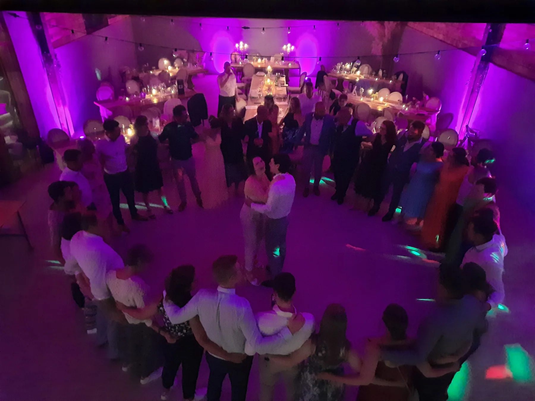 Hochzeits-DJ mit violetter Lichtstimmung und Tanzfläche im Raum Augsburg