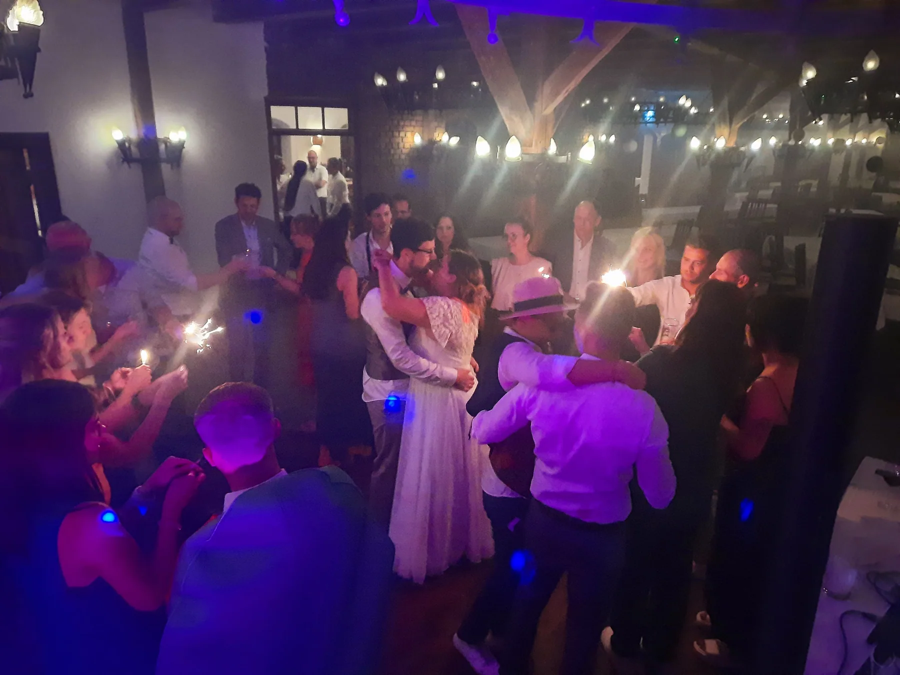 Hochzeitsparty im Raum Augsburg mit Brautpaar, Wunderkerzen und DJ-Sound