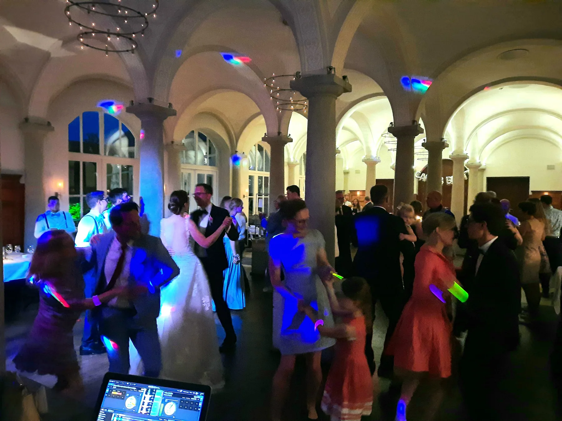 Hochzeits-DJ im Raum Augsburg mit voller Tanzfläche und farbigem Licht